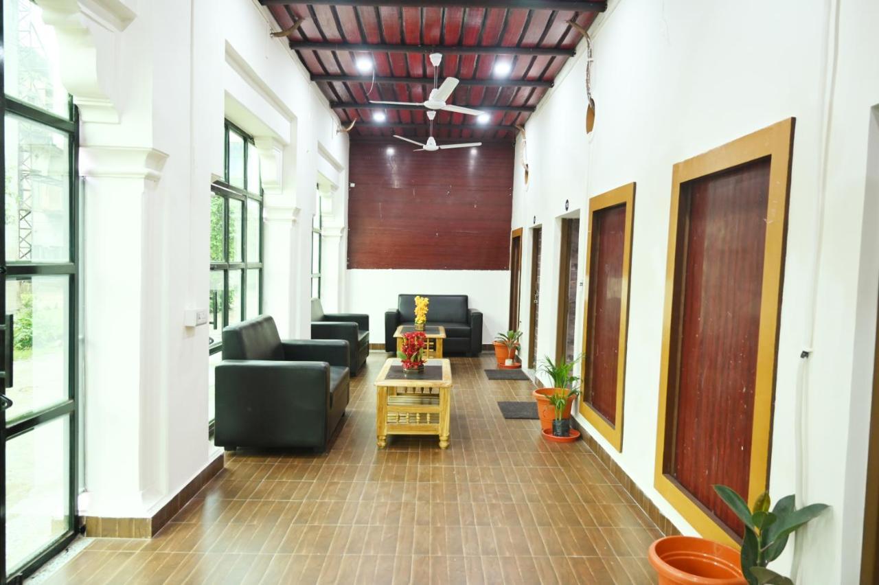 The Hotel Ambassador Inn Varanasi Bagian luar foto