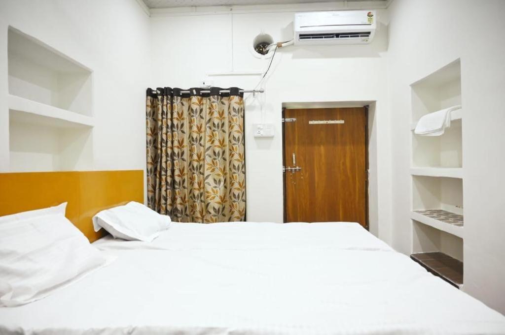 The Hotel Ambassador Inn Varanasi Bagian luar foto