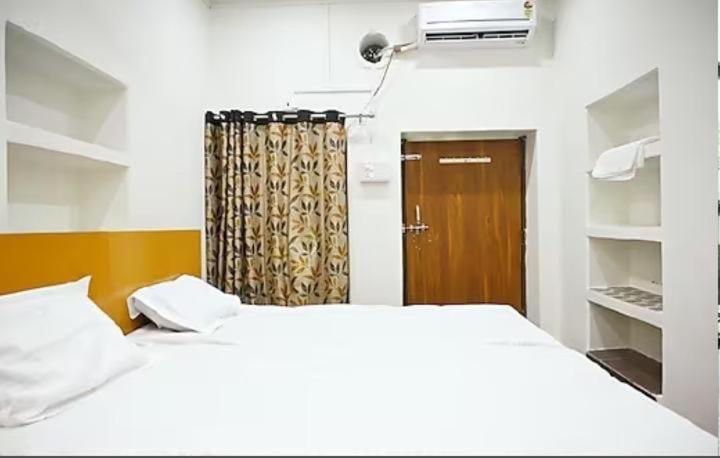 The Hotel Ambassador Inn Varanasi Bagian luar foto