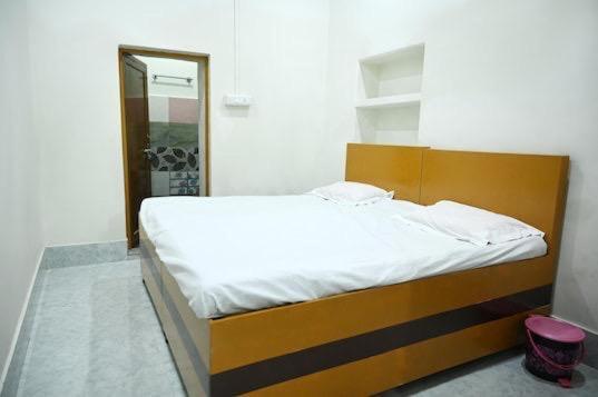 The Hotel Ambassador Inn Varanasi Bagian luar foto